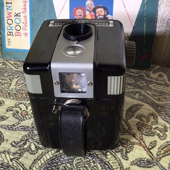 Vintage 1949 - 1961 Kodak Brownie Hawkeye Camera with book Photographer display - Picture 6 of 7
